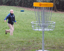 Gooit ze de frisbee in de basket?