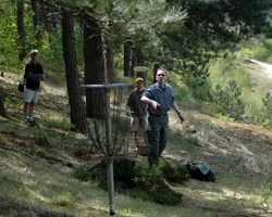 Ontspannen in het bos frisbeeen