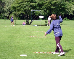 Hoe verder, hoe moeilijker om de frisbee in het doel te gooien