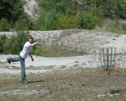 De basket heeft kettingen zodat de frisbee er goed invalt