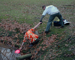 Een helpende hand om een uit koers geraakte frisbee te redden (gelukkig blijft hij drijven)